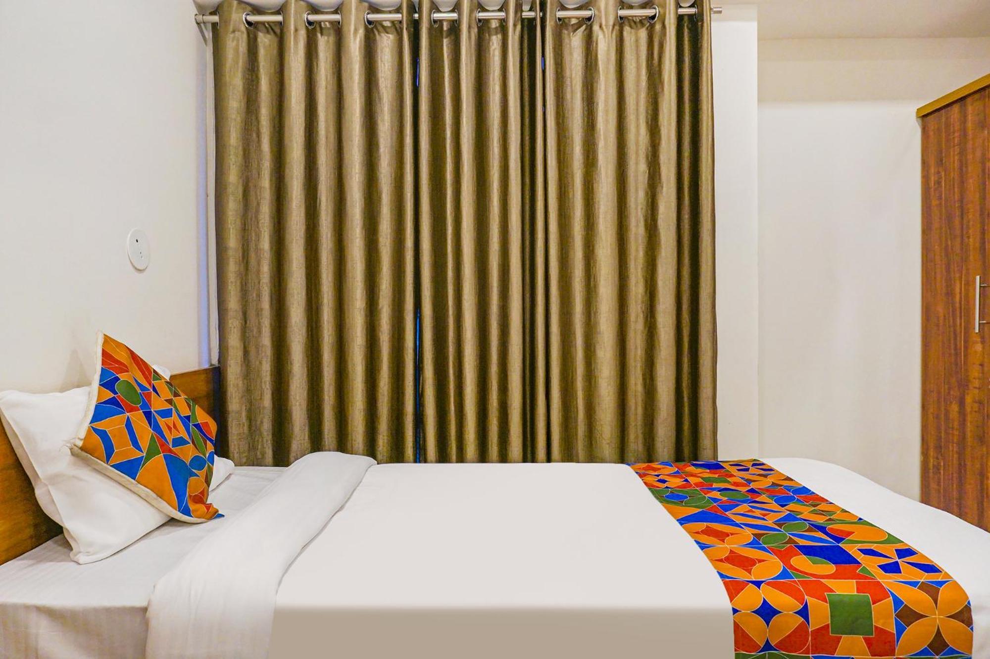 Hotel Fabhotel Royal Palace - Lal Mahal